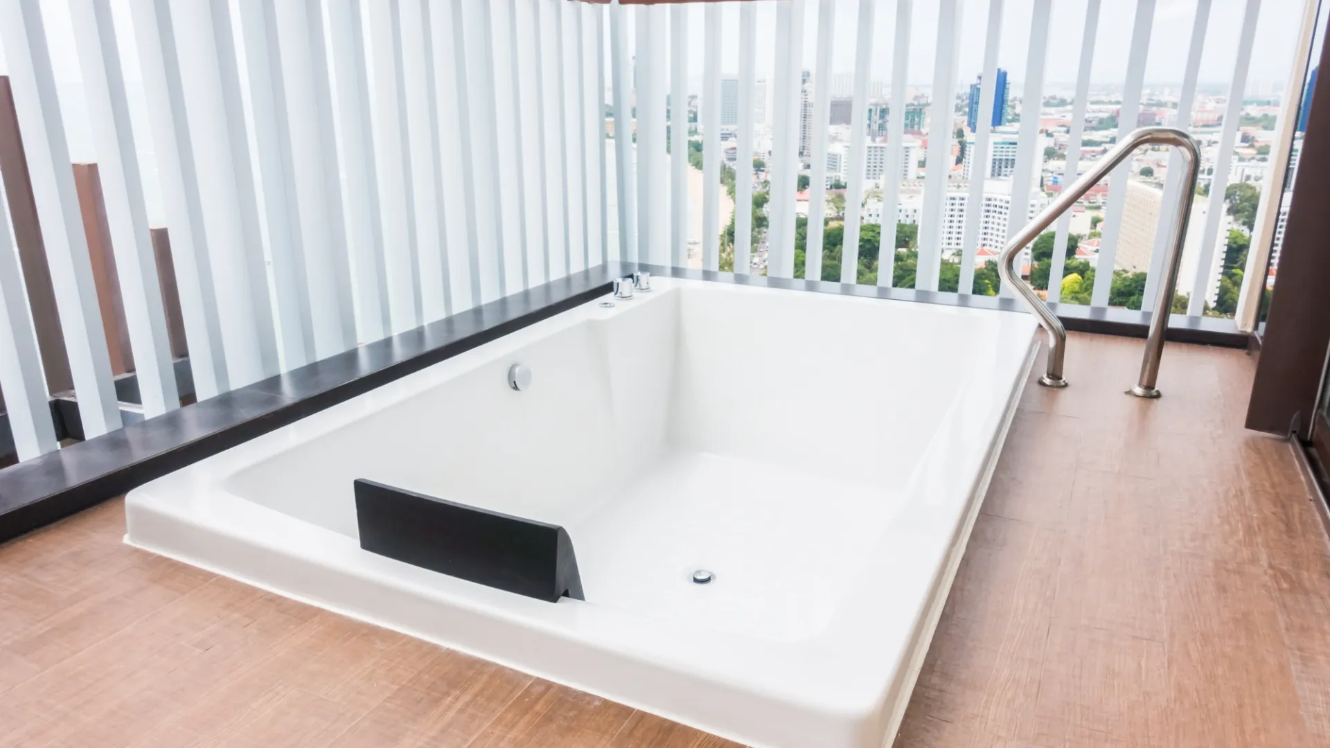 What Homeowners Get Wrong About Acrylic Bathtubs — And the Fix That Actually Works